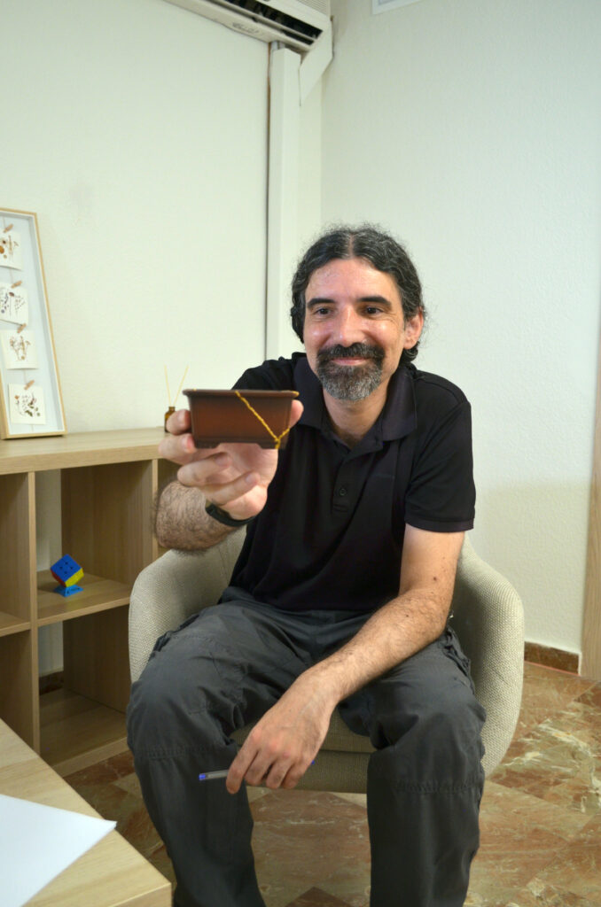 Ángel Sánchez-Mayoral, psicólogo en su consulta de Badajoz